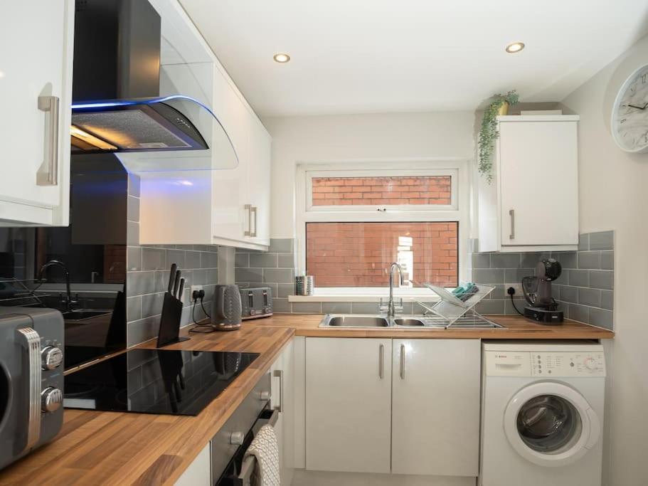 Cozy Townhouse, Walking Distance To Belfast City Bagian luar foto