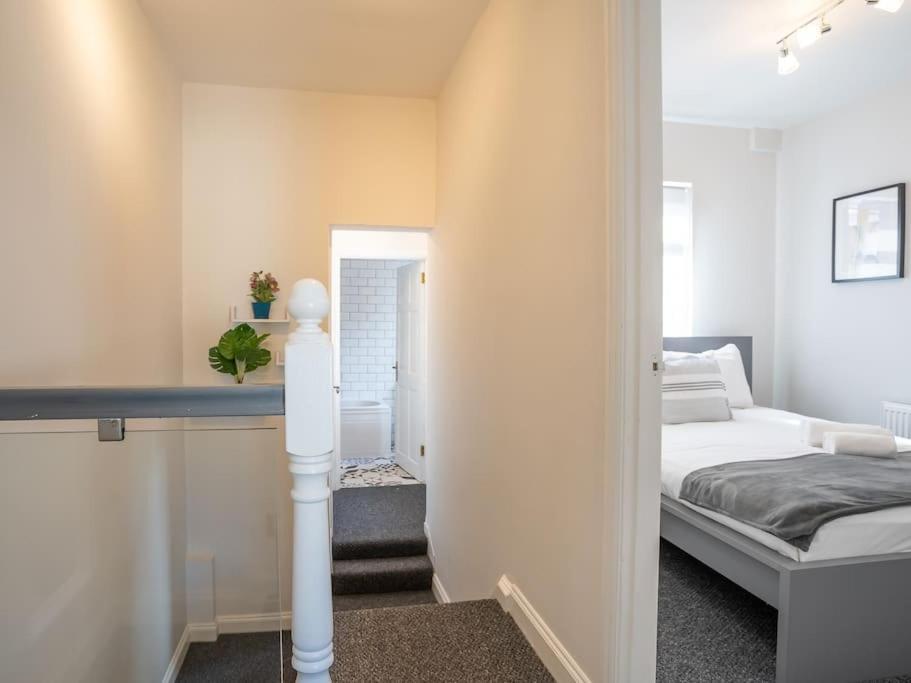 Cozy Townhouse, Walking Distance To Belfast City Bagian luar foto