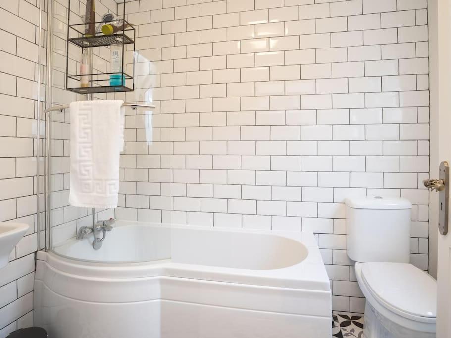Cozy Townhouse, Walking Distance To Belfast City Bagian luar foto