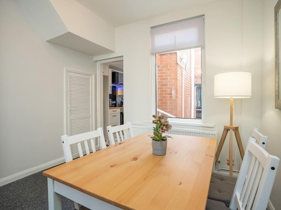 Cozy Townhouse, Walking Distance To Belfast City Bagian luar foto