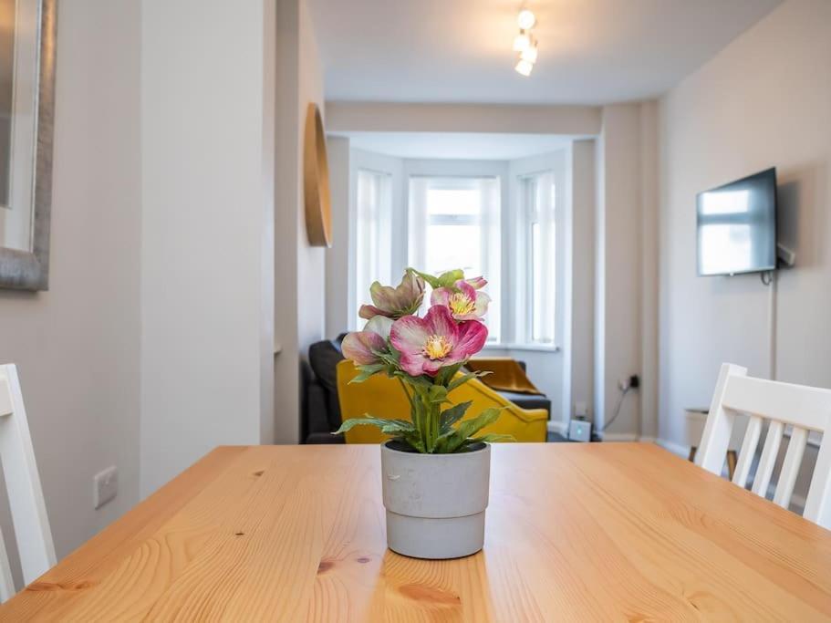 Cozy Townhouse, Walking Distance To Belfast City Bagian luar foto